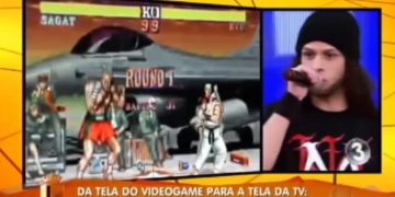少年模仿 Street Fighter 战斗中的声音