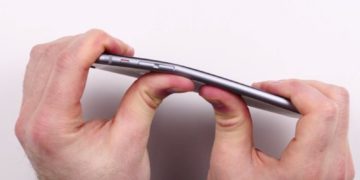 iPhone 6 plus 竟然可以用手就折弯，天啊！
