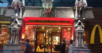 《 魔兽世界 》的黑暗之门出现在中国的麦当劳！ 好想去！