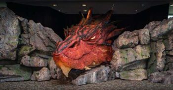 The Hobbit 的恶龙史矛格在纽西兰机场欢迎你～