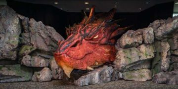 The Hobbit 的恶龙史矛格在纽西兰机场欢迎你～