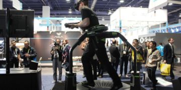 超强 VIRTUIX OMNI 实现在游戏内跑动 感觉玩完一场会很累