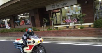 日本街头惊见 蒙面超人 巡逻！