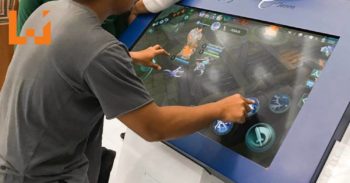 神人网友在The Curve Kiosk下载《Mobile Legend》当场玩起来！
