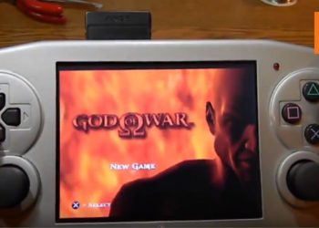 国外神人自制PS2掌机还能游玩PS1游戏！流畅游玩《God of War》不是问题！