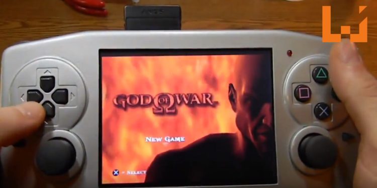 国外神人自制PS2掌机还能游玩PS1游戏！流畅游玩《God of War》不是问题！