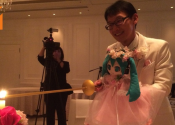 日本男子办婚礼风光迎娶初音未来！亲友粉丝献祝福 婚礼现场温馨感人！