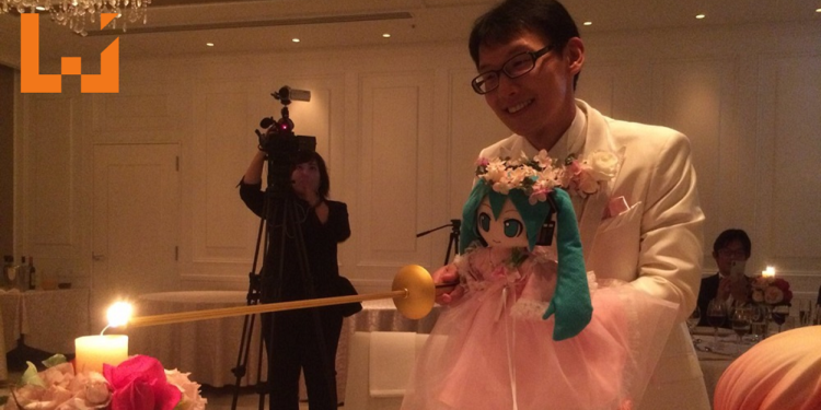 日本男子办婚礼风光迎娶初音未来！亲友粉丝献祝福 婚礼现场温馨感人！