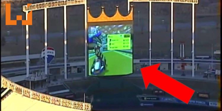 电视机玩游戏弱爆了！外国人用棒球场大屏幕来玩《Mario Kart》！