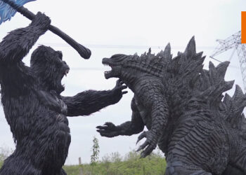用千条旧轮胎打造2米高《Godzilla vs. Kong》雕塑！还原剧中的战斗场景！