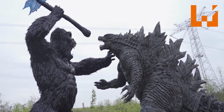 用千条旧轮胎打造2米高《Godzilla vs. Kong》雕塑！还原剧中的战斗场景！