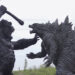 用千条旧轮胎打造2米高《Godzilla vs. Kong》雕塑！还原剧中的战斗场景！